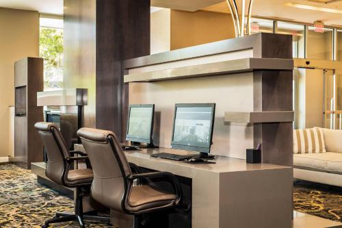 Телевизор и/или развлекательный центр в Residence Inn by Marriott Houston Medical Center/NRG Park