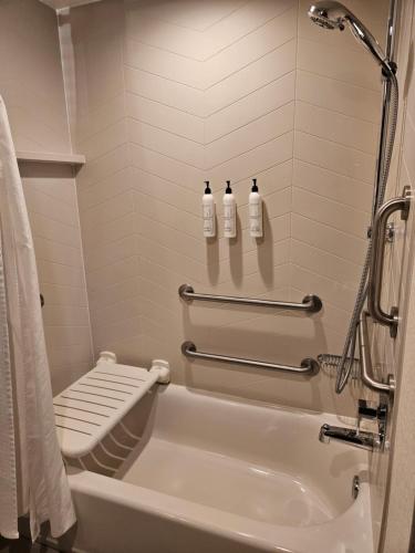 Ένα μπάνιο στο Fairfield Inn & Suites by Marriott Athens