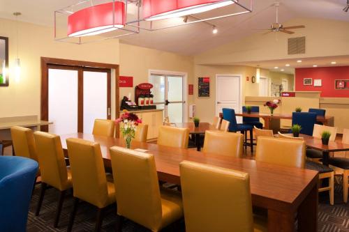Ruang duduk di TownePlace Suites by Marriott Seattle Southcenter