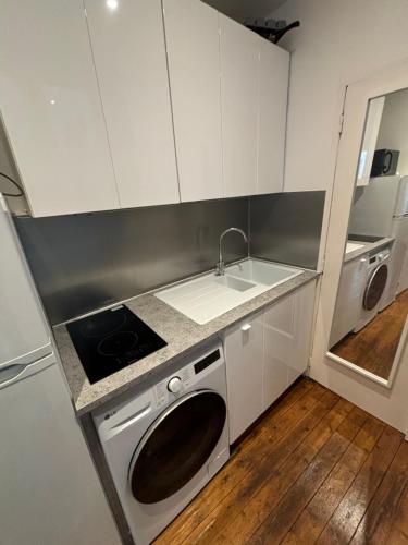 une cuisine avec un évier et une machine à laver dans l'établissement Paris Hittorf, à Paris