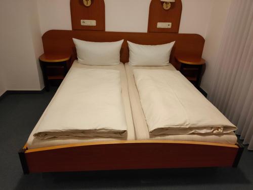 Postel nebo postele na pokoji v ubytování Hotel zur Eisenbahn