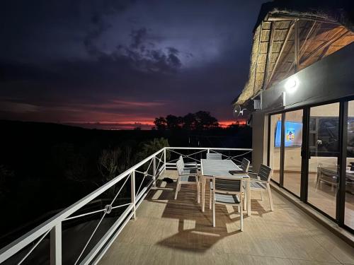 Un balcón o terraza en Hinda Mountain Lodge Mabalingwe