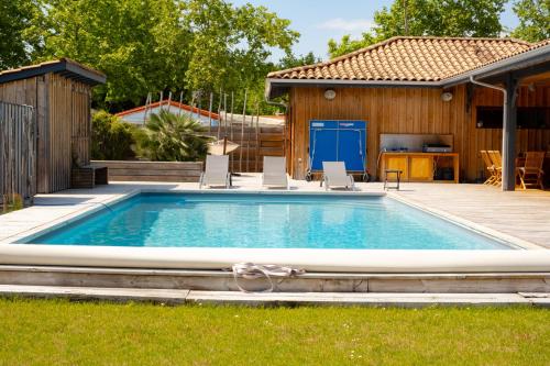 Πισίνα στο ή κοντά στο Appartement 2 chambres, terrasse bois indépendante, accès piscine privée