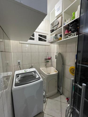 a small bathroom with a toilet and a sink at Casa com piscina para 12 pessoas in Florianópolis