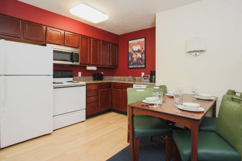 Una cocina o zona de cocina en Residence Inn by Marriott Flint Grand Blanc