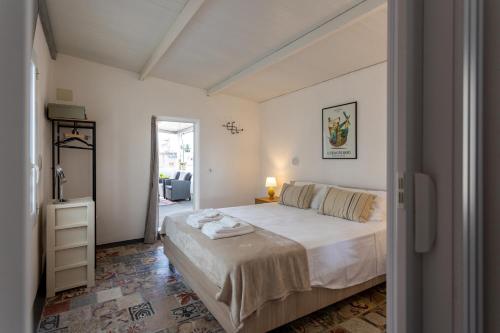 ein Schlafzimmer mit einem großen Bett in einem Zimmer in der Unterkunft Il Nido di Frisella in Marsala