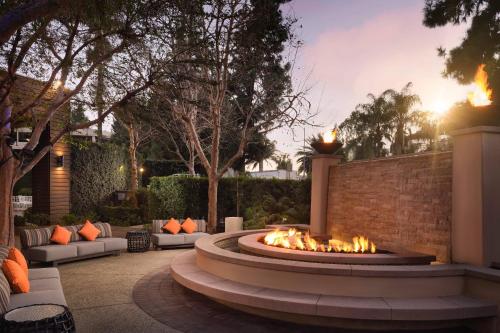 a fire pit in a courtyard with couches at Warner Center Marriott Woodland Hills in Woodland Hills