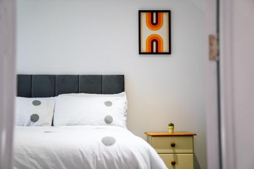 Postel nebo postele na pokoji v ubytování Awesome Coventry Home for Business Contractors and Suitable for families with Free Parking 14mins from NEC