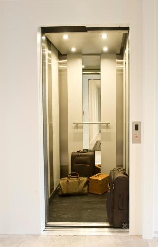 a group of suitcases sitting inside of a window at B&B Interludium in Nijlen