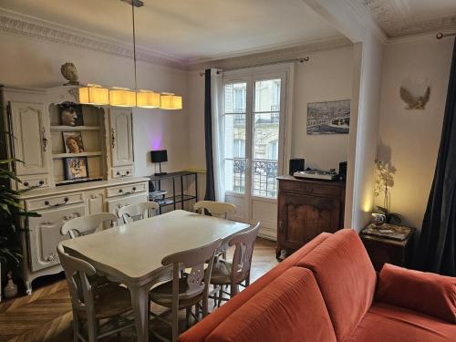 un salon avec une table et une salle à manger dans l'établissement Montmartre beautiful 67 m2 Apartment with Gym & Balcony, à Paris