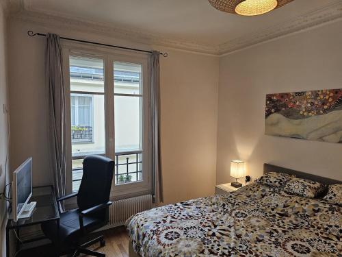 une chambre avec un lit, un bureau et une fenêtre dans l'établissement Montmartre beautiful 67 m2 Apartment with Gym & Balcony, à Paris