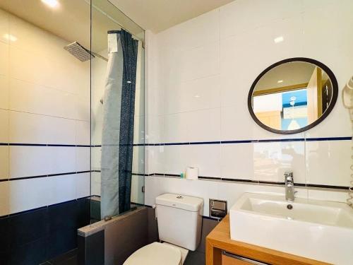 ein Badezimmer mit Toilette, Waschbecken und Spiegel in der Unterkunft บ้านแสนคราม หัวหิน Baan San Kraam Hua Hin in 