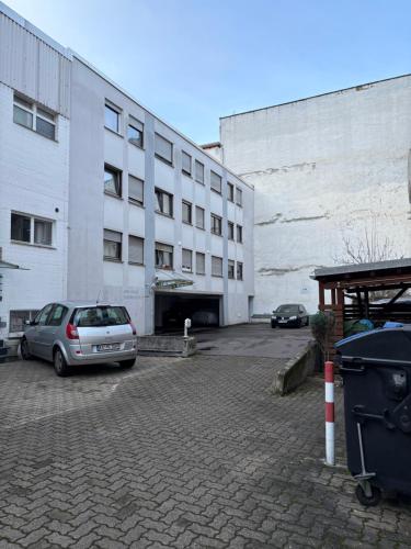 a car parked in a parking lot in front of a building at City Retreat - Wohnung im ruhigen Hof in Karlsruhe