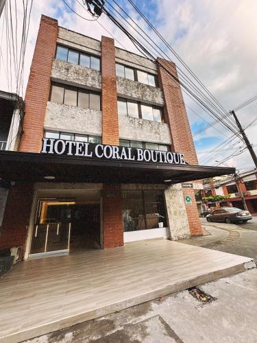 un hotel corral colonial con un cartel en él en Hotel Coral Boutique, en Medellín