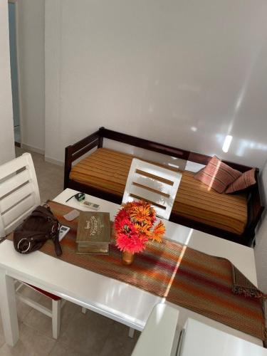 a table with flowers on top of a bed at Delicado departamento en Formosa in Formosa