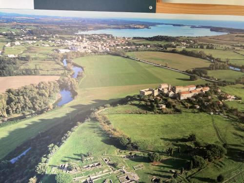 - une vue aérienne sur une ville et une rivière dans l'établissement Appartement T3 à Aléria, à Aléria
