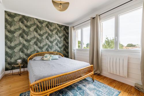 a bedroom with a bed in a room with windows at Villa Marilou à Saint-Martin-De-Ré in Saint-Martin-de-Ré