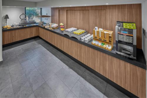 a food counter in a restaurant with a refrigerator at City Express by Marriott Celaya Galerias in Celaya
