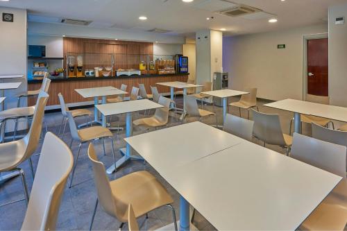 a classroom with tables and chairs in a room at City Express by Marriott Celaya Galerias in Celaya
