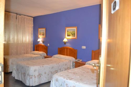 Ένα ή περισσότερα κρεβάτια σε δωμάτιο στο Hostal Al-Qazeres