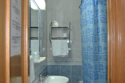 A bathroom at Hostal Al-Qazeres