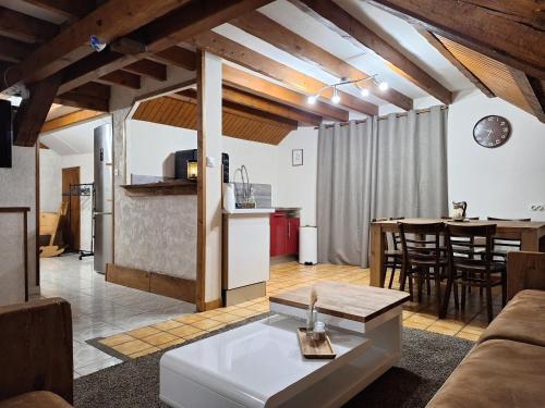 un salon avec un canapé et une table dans l'établissement Gîte Le Parmand, à Moye