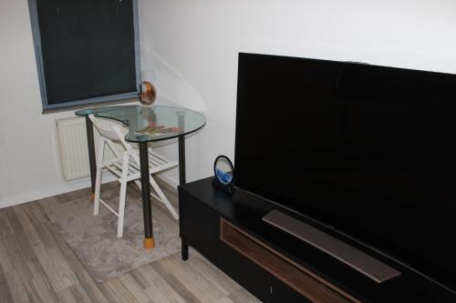 Cozy and Comfortable Private Roomにあるテレビまたはエンターテインメントセンター