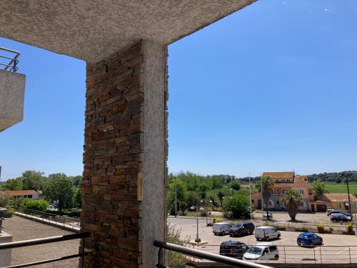 d'un mur en briques avec vue sur un parking. dans l'établissement Appartement T3 à Aléria, à Aléria