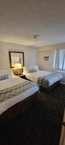 Voodi või voodid majutusasutuse Recreation Inn and Suites Kelowna toas