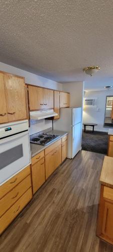 Köök või kööginurk majutusasutuses Recreation Inn and Suites Kelowna