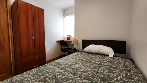 - une chambre avec un lit, une armoire et un bureau dans l'établissement Arriendo de Verano 4 dormitorios, à Valparaíso