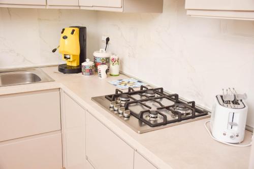 een keuken met een kookplaat en een oven bij Anna’s Home in Pompei