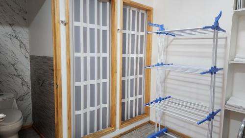 La salle de bains est pourvue de toilettes et d'une porte en verre. dans l'établissement Arriendo de Verano 4 dormitorios, à Valparaíso