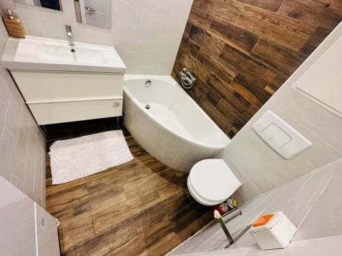 une salle de bain avec une baignoire, des toilettes et un lavabo dans l'établissement Maison de vacances aux portes de Paris, aux Lilas