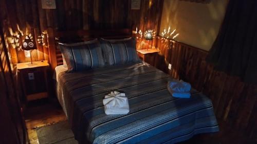 an overhead view of a bed in a room at Chalés de Analuz in Visconde De Maua