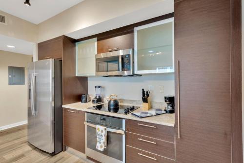 Upscale Apt In Downtown Tampaにあるキッチンまたは簡易キッチン