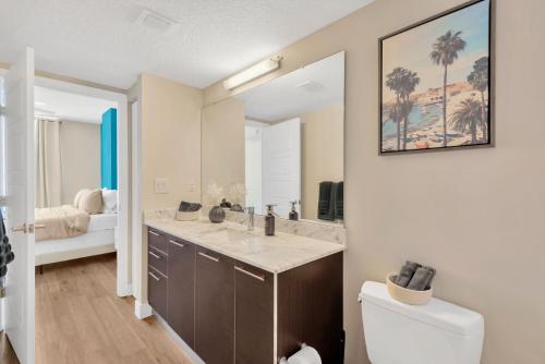 タンパにあるUpscale Apt In Downtown Tampaの洗面台とトイレ付きのバスルーム