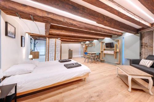 une chambre avec un grand lit et un salon dans l'établissement La Cabane Bellecour, à Lyon