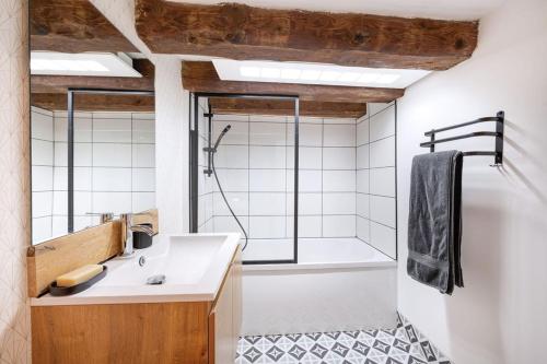 une salle de bain avec un lavabo, une douche et une baignoire dans l'établissement La Cabane Bellecour, à Lyon