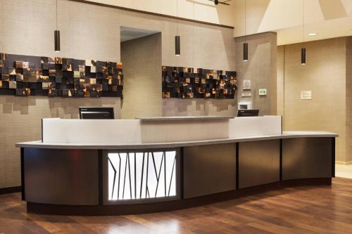 SpringHill Suites by Marriott Paso Robles Atascaderoにあるキッチンまたは簡易キッチン