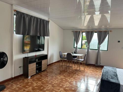 TV a/nebo společenská místnost v ubytování Hospedaje Rancho Guadalupe