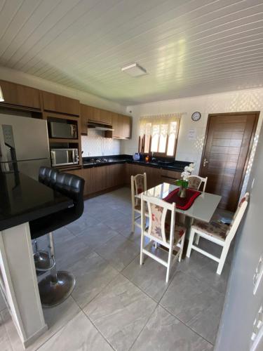 Casa com piscina capão da canoaにあるキッチンまたは簡易キッチン