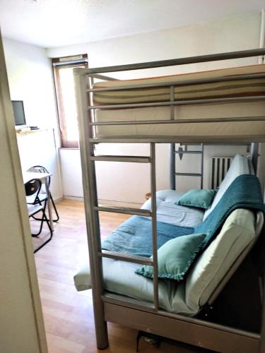 Ce lit superposé se trouve dans un dortoir doté de lits superposés. dans l'établissement Petit nid au Pic du Midi, à Bagnères-de-Bigorre