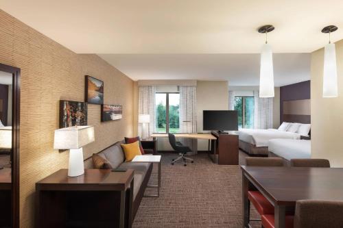 Кровать или кровати в номере Residence Inn By Marriott Greenville