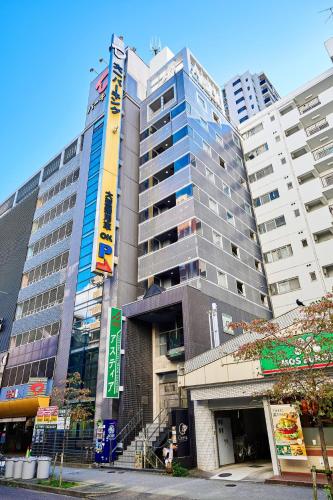 ein großes Gebäude in einer Stadt mit hohen Gebäuden in der Unterkunft Hotel Astir Nagoya Sakae in Aoichō