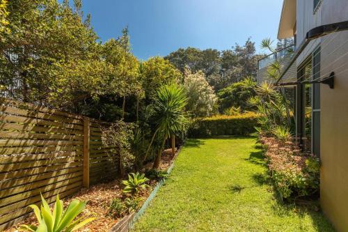 a garden with a fence and a yard at Boom 8 Boomerang Beach in Blueys Beach