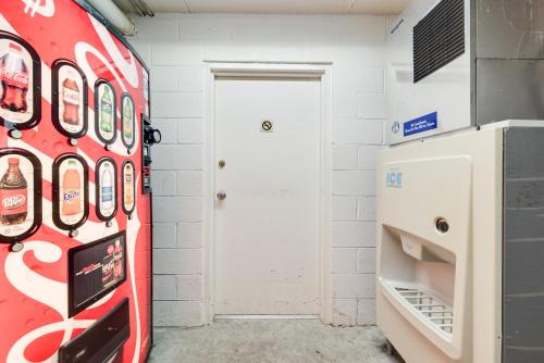 une chambre avec une machine à soda à côté d'une porte dans l'établissement Motel 6-Kingston, TN, à Kingston