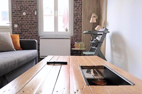 - un salon avec une table basse en bois dans l'établissement Eco-Appart'hôtel Rouen - JDP, à Rouen