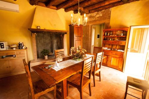 a dining room with a wooden table and chairs at Villa storica 3Lasagne, tra Verona e Venezia in Lonigo