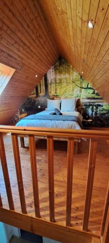 un lit dans une chambre avec un plafond en bois dans l'établissement Cottage La Chaumière, à Huisnes-sur-Mer